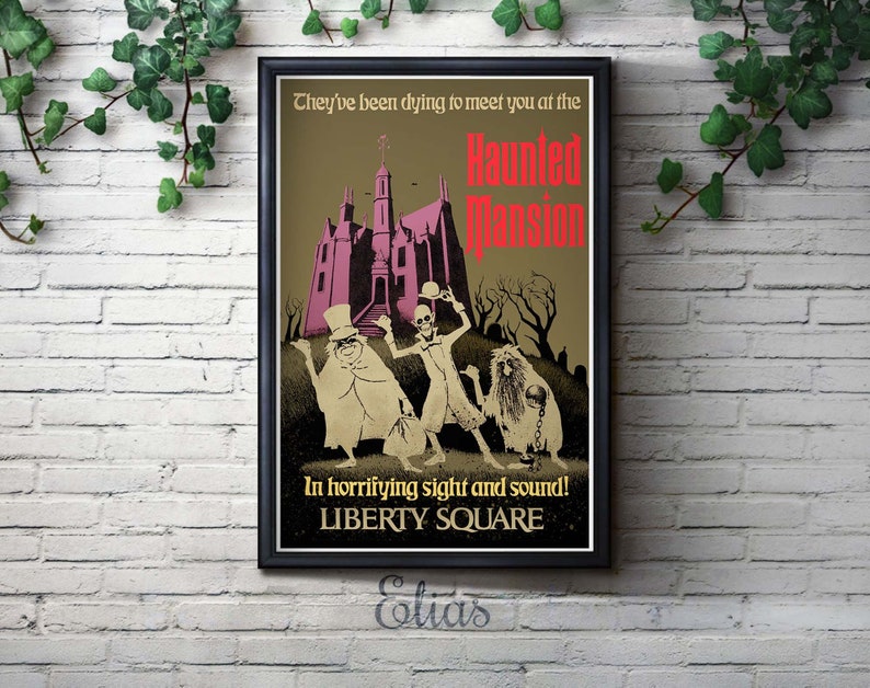K&ouml;nnte beinhalten: Ein Vintage-Poster, das die Haunted Mansion-Attraktion in Disney World bewirbt. Das Poster zeigt ein rosa und graues Spukhaus mit drei gespenstischen Figuren davor. Der Text auf dem Poster lautet "They've been dying to meet you at the Haunted Mansion. In horrifying sight and sound! LIBERTY SQUARE."