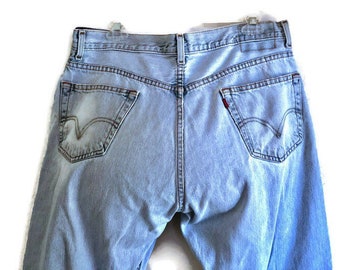 550 Levi's W36 L30, aba vermelha, ajuste regular, jeans desgastados, tamanho cintura 36 comprimento 30, jeans desbotados de cintura alta