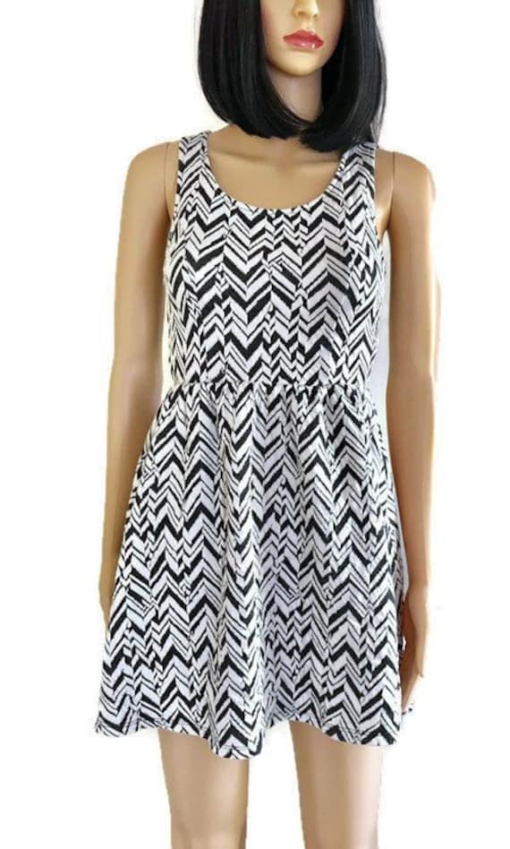 Rewind, Chevron Pattern Black and off White , Metal Zipper, Size XS Woman's Dress, Sewn in lining, above Knee Dress Rewind, Chevron Pattern Black and off White , Metal Zipper, Size XS Woman's Dress, Sewn in lining, above Knee Dress