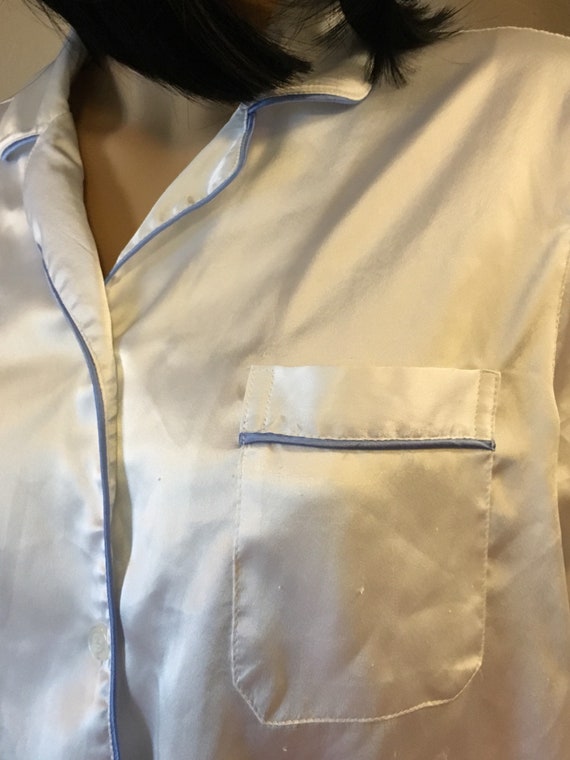 Victoria's Secret: 2 Mutandine Taglia Media Modello Cheeky In Raso - Bianco E Blu Con Lacci Laterali
