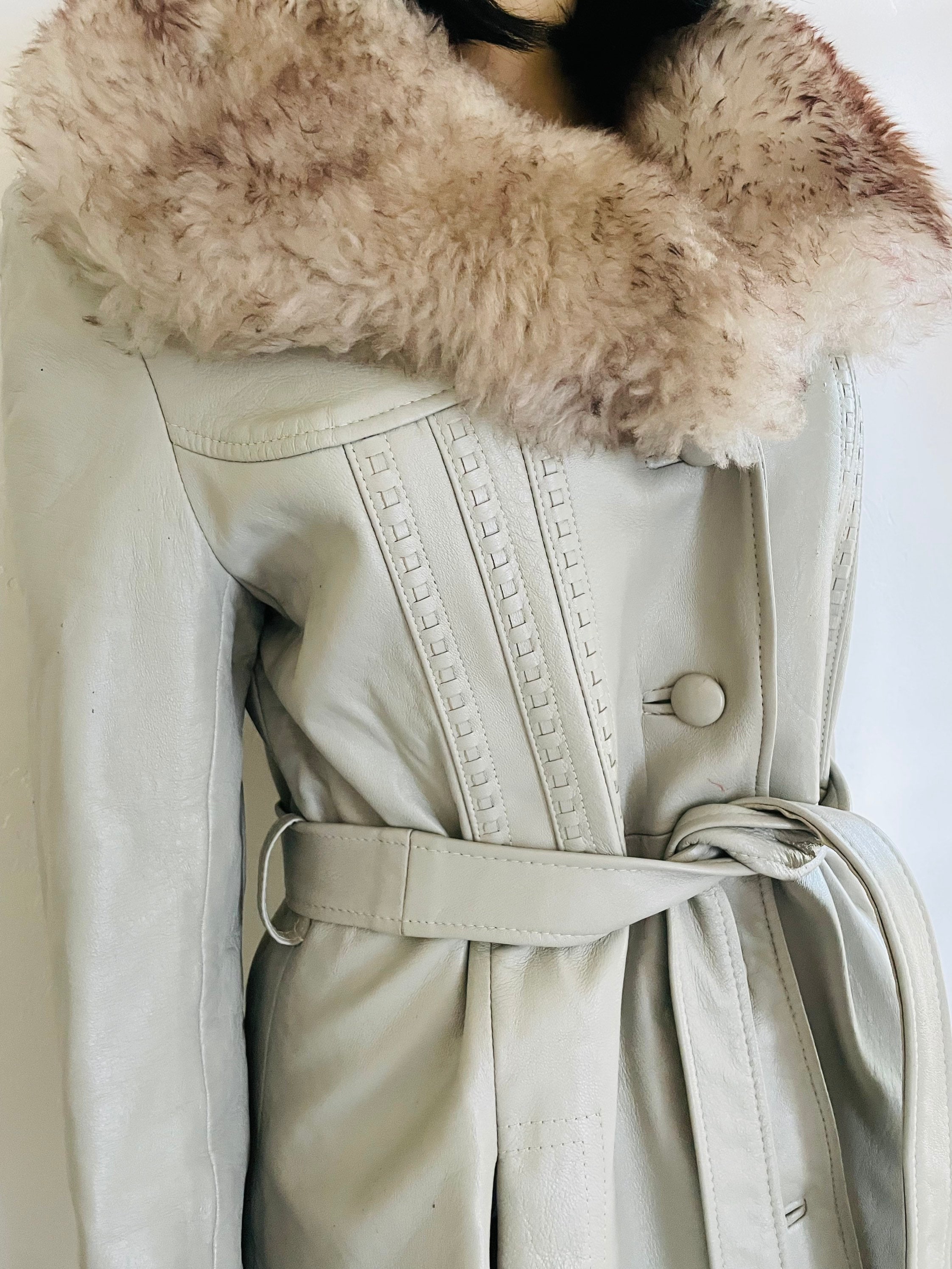 Vintage 40's 50's Women's leather coat, Taupe, with Lambs Wool Collar, Vintage Size listed 18, great vintage condition