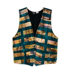 Puede incluir: Un chaleco azul turquesa con un diseño de patchwork de tela marrón, dorada y crema. El chaleco tiene cuello en V y cierre de botón.