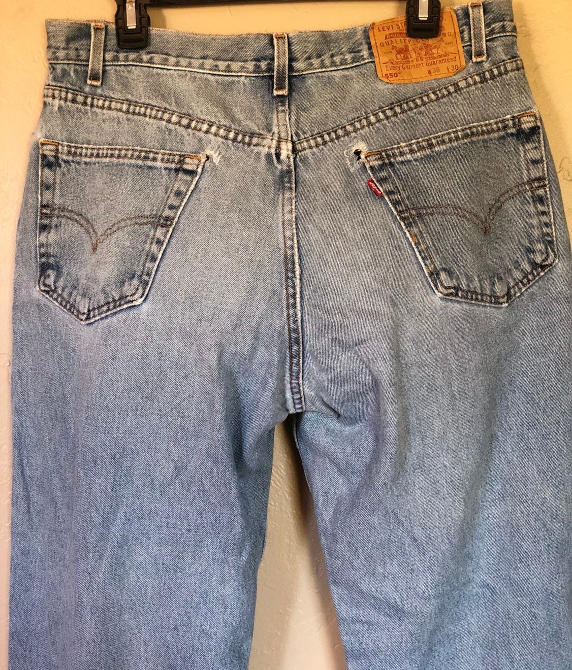 550 Levi's W36 L30, czerwona zakładka, wysoki stan, luźny krój, sprane dżinsy, rozmiar w pasie 36, długość 30, sprane dżinsy, metka pielęgnacyjna vintage