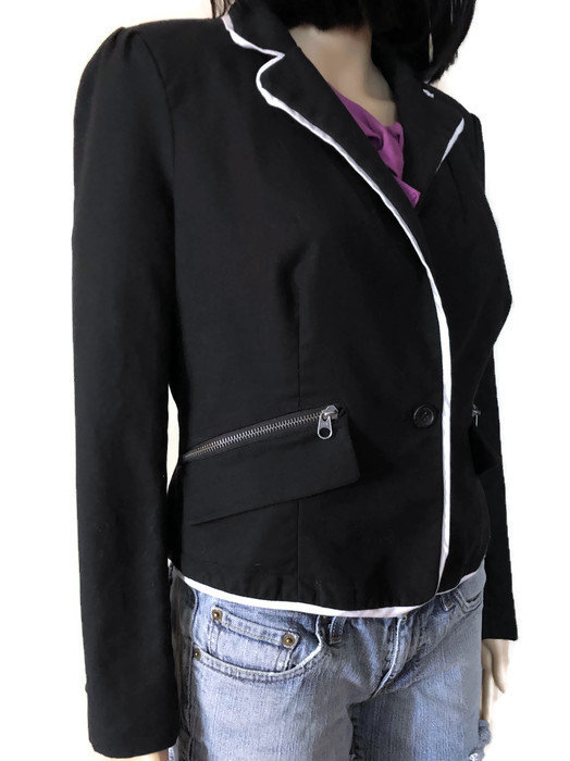Worthington Woman's Black Jacket with White piping, Black Size Medium Blazer, Black Fully Lined blazer, shoulder pads, Metal zipper pockets