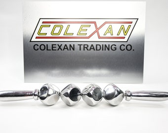 Könnte beinhalten: Ein silberner Eisroller mit einem Griff und vier runden, facettierten, eiskalten Kugeln. Der Roller wird von Colexan Trading Co. hergestellt.