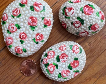 Conjunto de tres rosas pintadas a mano sobre rocas. Rocas del río Bear, condado de Uinta, Wyoming.