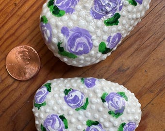 Conjunto de dos rosas pintadas a mano sobre rocas. Rocas del río Bear, condado de Uinta, Wyoming.
