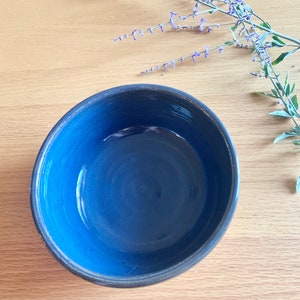 Handgjord mörkblå stengodsskål: Bondgårdskeramik