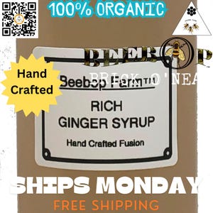 Puede incluir: Una etiqueta para "Rich Ginger Syrup" de Beebop Farm, con el texto "Hand Crafted Fusion". La etiqueta está sobre un fondo marrón con las palabras "100% Organic" en la parte superior. Un código QR está en la esquina superior izquierda.