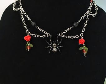 Handgemachte, geschichtete Kette, Spinnen und Rosen-Anhänger, rote und schwarze Perlen, Silberkette. Für Style, Kostüme, Big Events und Mehr.