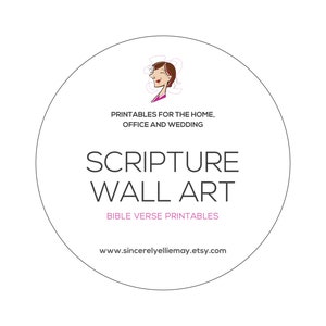 K&ouml;nnte beinhalten: Kreisf&ouml;rmige Grafik mit dem Text &bdquo;SCRIPTURE WALL ART&ldquo; und &bdquo;BIBLE VERSE PRINTABLES&ldquo;. Der Text &bdquo;PRINTABLES FOR THE HOME, OFFICE AND WEDDING&ldquo; steht &uuml;ber dem Haupttext. Die Website &bdquo;www.sincerelyelliemay.etsy.com&ldquo; befindet sich unten. Oben befindet sich ein Cartoon-Bild einer Frau.