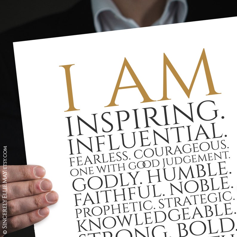 Peut inclure: Une affiche de motivation avec les mots "JE SUIS" en lettres dor&eacute;es suivis d'une liste d'attributs positifs en lettres noires, notamment "inspirant", "influant", "intr&eacute;pide", "courageux", "pieux", "humble", "fid&egrave;le", "noble", "proph&eacute;tique", "strat&eacute;gique", "sachant", "fort" et "audacieux".