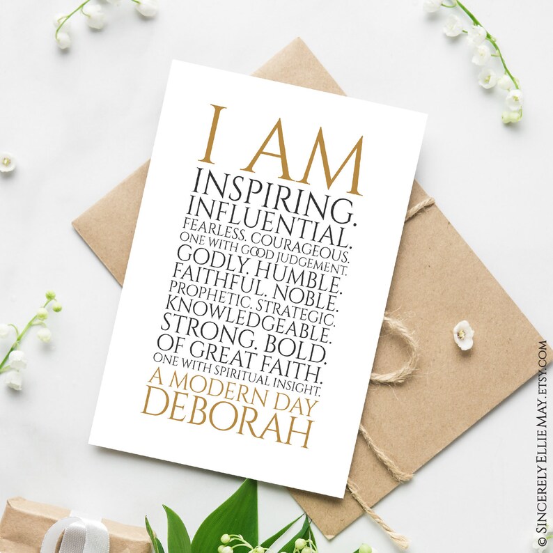 Peut inclure: Une carte blanche avec du texte dor&eacute; qui dit "I AM INSPIRING. INFLUENTIAL. FEARLESS. COURAGEOUS. ONE WITH GOOD JUDGEMENT. GODLY. HUMBLE. FAITHFUL. NOBLE. PROPHETIC. STRATEGIC. KNOWLEDGEABLE. STRONG. BOLD. OF GREAT FAITH. ONE WITH SPIRITUAL INSIGHT. A MODERN DAY DEBORAH"