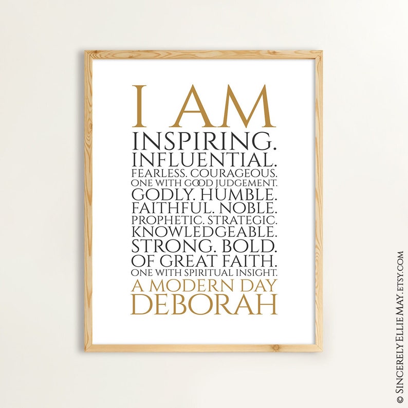 Peut inclure: Une impression encadr&eacute;e avec un fond dor&eacute; et du texte noir. Le texte dit "I AM INSPIRING. INFLUENTIAL. FEARLESS. COURAGEOUS. ONE WITH GOOD JUDGEMENT. GODLY. HUMBLE. FAITHFUL. NOBLE. PROPHETIC. STRATEGIC. KNOWLEDGEABLE. STRONG. BOLD. OF GREAT FAITH. ONE WITH SPIRITUAL INSIGHT. A MODERN DAY DEBORAH."