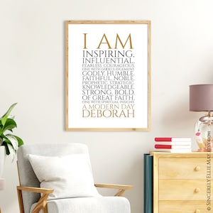 Peut inclure: Une impression encadr&eacute;e avec un fond dor&eacute; et du texte noir. Le texte dit "I AM INSPIRING. INFLUENTIAL. FEARLESS. COURAGEOUS. ONE WITH GOOD JUDGEMENT. GODLY. HUMBLE. FAITHFUL. NOBLE. PROPHETIC. STRATEGIC. KNOWLEDGEABLE. STRONG. BOLD. OF GREAT FAITH. ONE WITH SPIRITUAL INSIGHT. A MODERN DAY DEBORAH"