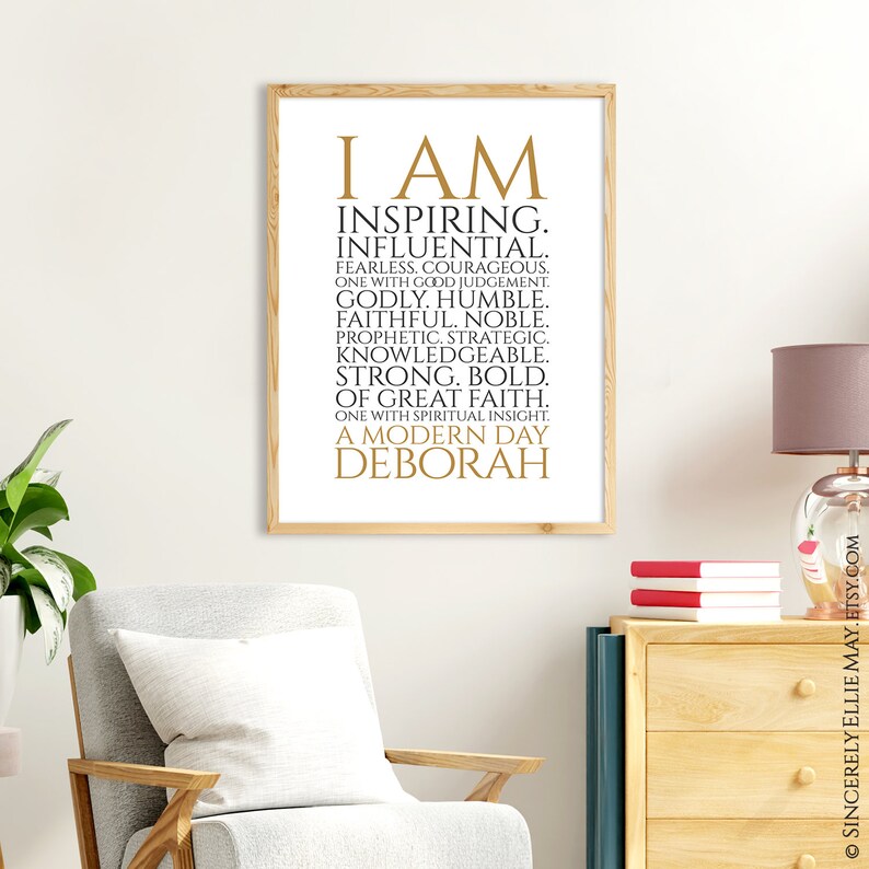 Peut inclure: Une impression encadr&eacute;e avec un fond dor&eacute; et du texte noir. Le texte dit "I AM INSPIRING. INFLUENTIAL. FEARLESS. COURAGEOUS. ONE WITH GOOD JUDGEMENT. GODLY. HUMBLE. FAITHFUL. NOBLE. PROPHETIC. STRATEGIC. KNOWLEDGEABLE. STRONG. BOLD. OF GREAT FAITH. ONE WITH SPIRITUAL INSIGHT. A MODERN DAY DEBORAH"