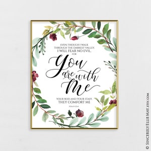 K&ouml;nnte beinhalten: Ein gerahmter Druck mit goldenem Rand zeigt den Text "You are with Me" in eleganter Schrift, umgeben von einem Aquarell-Blumenkranz. Der Druck enth&auml;lt den Bibelvers Psalm 23,4 und ist ein dekoratives Element.