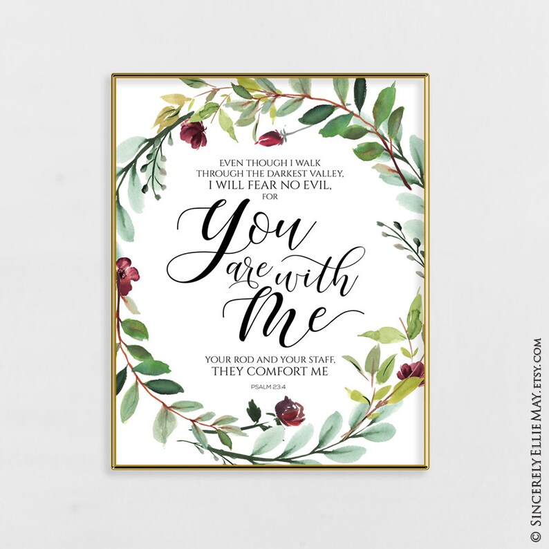 K&ouml;nnte beinhalten: Ein gerahmter Druck mit goldenem Rand zeigt den Text "You are with Me" in eleganter Schrift, umgeben von einem Aquarell-Blumenkranz. Der Druck enth&auml;lt den Bibelvers Psalm 23,4 und ist ein dekoratives Element.