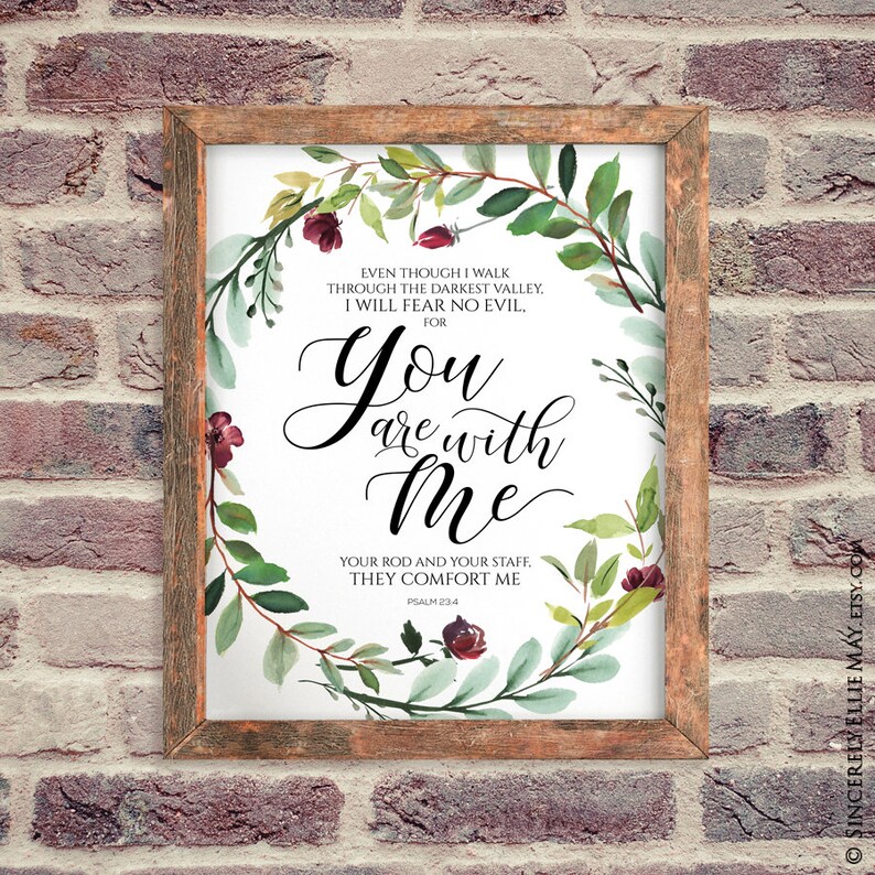 K&ouml;nnte beinhalten: Ein gerahmter Druck mit Holzrahmen, der den Text "You are with Me" in eleganter Schrift zeigt. Der Text ist von einem Aquarellkranz aus gr&uuml;nen Bl&auml;ttern und burgunderfarbenen Blumen umgeben. Der Druck enth&auml;lt einen Bibelvers.
