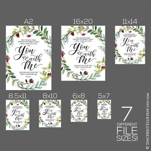 K&ouml;nnte beinhalten: Eine Auswahl von sieben Druckgr&ouml;&szlig;en mit dem Schriftzug "You are with Me" in eleganter Kalligraphie. Der Text ist von einem Aquarellkranz aus gr&uuml;nen Bl&auml;ttern und burgunderfarbenen Bl&uuml;ten umgeben. Der Druck enth&auml;lt einen Bibelvers.