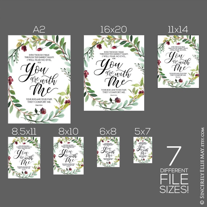 K&ouml;nnte beinhalten: Eine Auswahl von sieben Druckgr&ouml;&szlig;en mit dem Schriftzug "You are with Me" in eleganter Kalligraphie. Der Text ist von einem Aquarellkranz aus gr&uuml;nen Bl&auml;ttern und burgunderfarbenen Bl&uuml;ten umgeben. Der Druck enth&auml;lt einen Bibelvers.