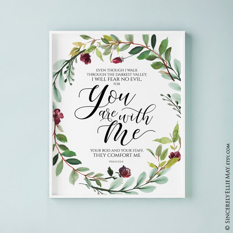 K&ouml;nnte beinhalten: Ein gerahmter Druck mit wei&szlig;em Rand zeigt den Text "You are with Me" in eleganter Schrift, umgeben von einem Aquarellkranz aus gr&uuml;nen Bl&auml;ttern und burgunderfarbenen Blumen. Der Druck enth&auml;lt einen Bibelvers.