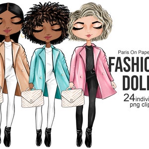 Pu&ograve; includere: Tre bambole di moda con acconciature e abiti diversi. La bambola a sinistra indossa un cappotto beige, pantaloni bianchi e stivali neri. La bambola al centro indossa un cappotto turchese, pantaloni bianchi e stivali neri. La bambola a destra indossa un cappotto rosa, pantaloni neri e stivali neri. Tutte e tre le bambole tengono una borsa a mano.