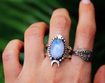 Sterlingzilveren maansteenring: handgemaakte sieraden met maansikkel