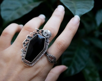 Anello a forma di bara con onice nera: gioiello in argento sterling dal look stregonesco.
