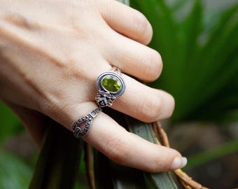 Anillo de peridoto, anillo de plata de ley peridoto, anillo de piedra natal de agosto, anillo de banda torcida, anillo de piedra verde