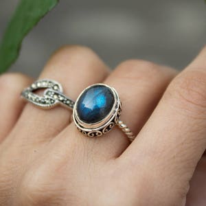 Labradorite Ring, Natural Blue flash Labradorite Sterling Silver Ring, Twisted Band Ring, Labradorite Jewelry, Rope Band, Boho Ring