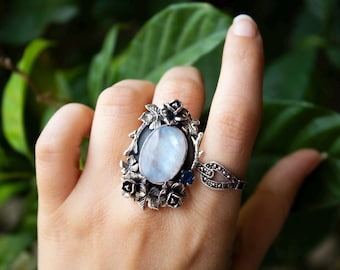 Anillo de piedra lunar floral: plata de ley, detalle de cianita - Boho Gothic
