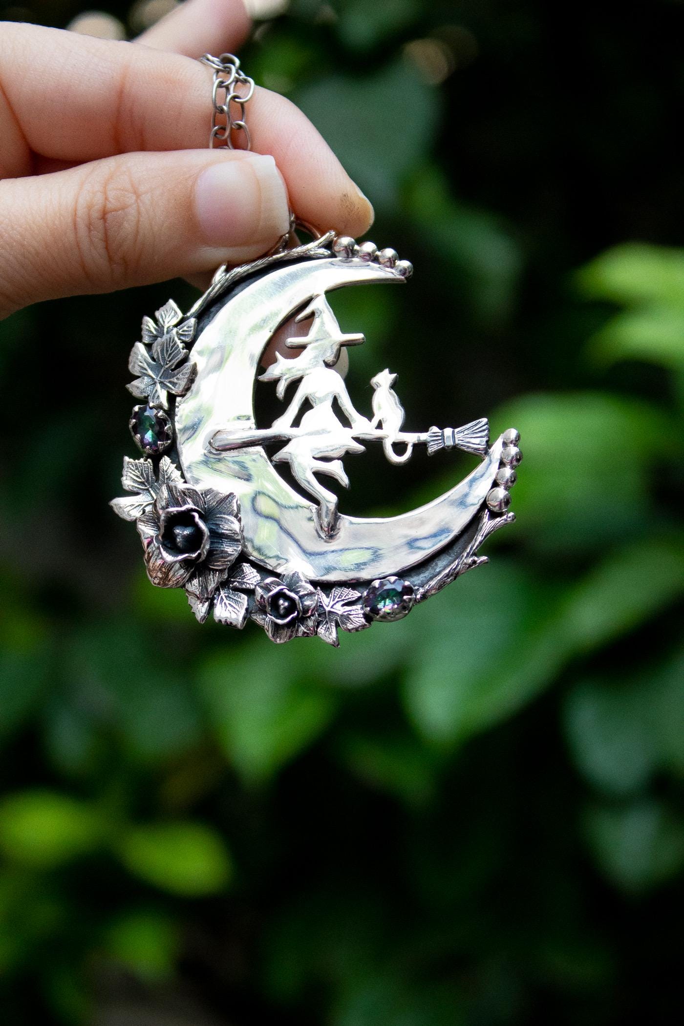 スターリングシルバーの魔女のほうき半月ペンダント：花柄ハロウィン 