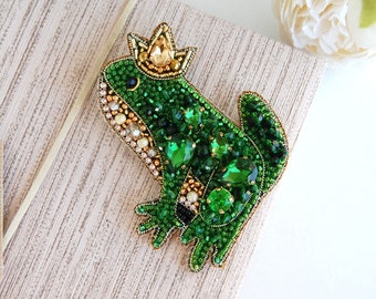 Frog brooch, green frog brooch, frog jewelry, frogs, crystal frog, frog pendant, frog prince brooch