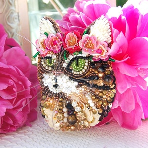 Cat with floral crown brooch, bead embroidered cat brooch, cat brooch, cat portrait brooch, beaded cat, gift for her, cat owner, flowers