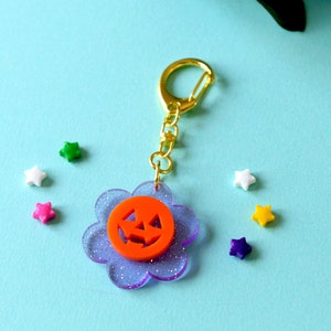 Llavero de Halloween - Llaveros espeluznantes, lindos y kawaii - Calabaza - Amuleto y llavero divertidos - Amuleto espeluznante - Llavero de flores - Llavero brillante con purpurina