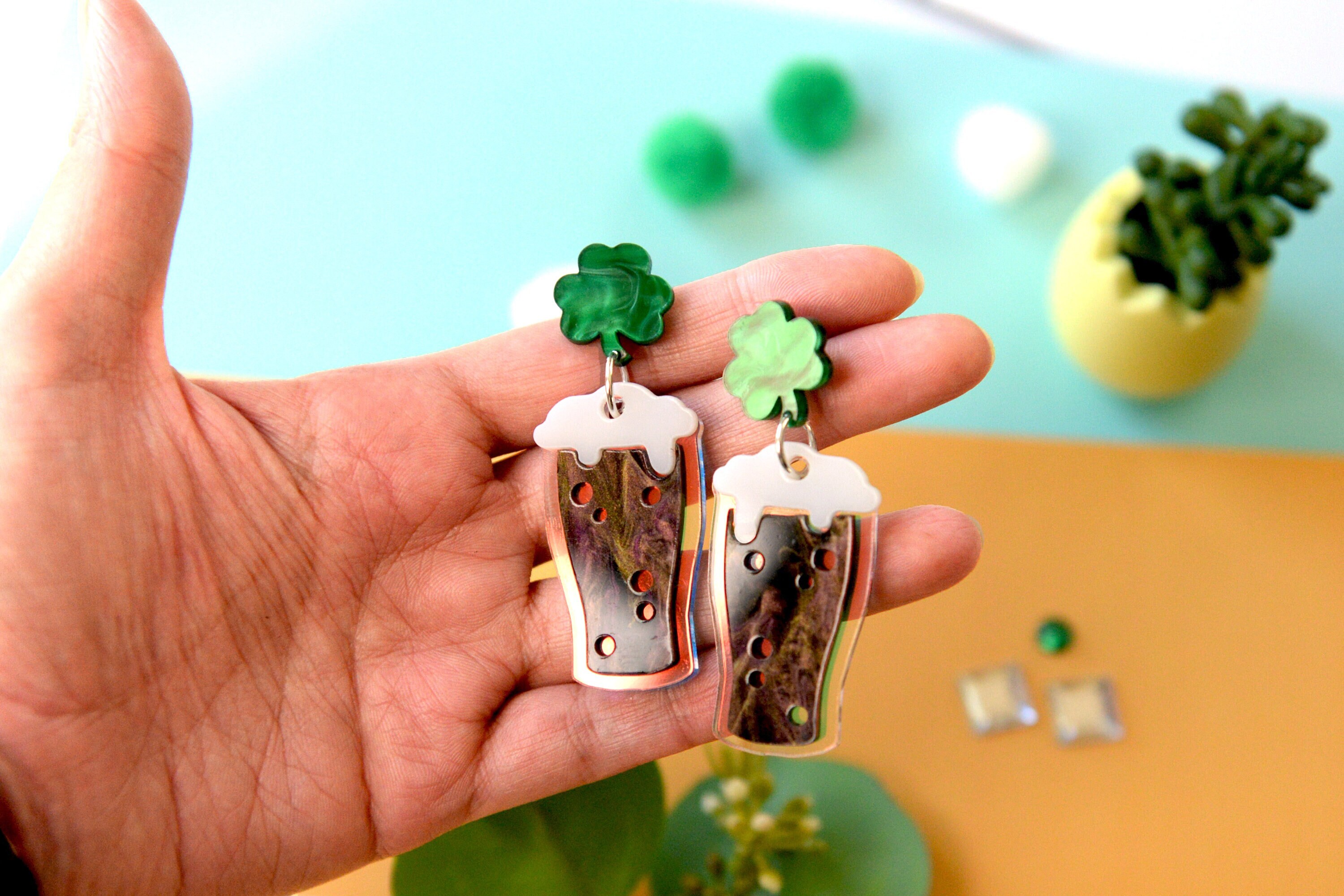 Orecchini Pendenti Per San Patrizio Con Perline Verdi - Trifoglio, Boccale Di Birra E Leprechaun - Fatti A Mano, Ipoallergenici, Regalo Divertente Per Donne
