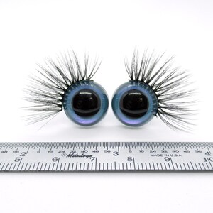 以下が含まれることがあります： 黒い瞳とまつげが付いた青いガラス製のドールアイが2つ。目の大きさは約2.5cmで、定規で測定されています。