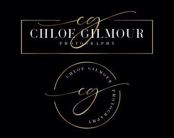 Puede incluir: Dos logotipos sobre un fondo negro. El logotipo superior presenta el texto "CHLOE GILMOUR PHOTOGRAPHY" en blanco dentro de un marco rectangular dorado. Debajo, una escritura dorada "cg" está centrada. El segundo logotipo es un círculo dorado con el texto "CHLOE GILMOUR PHOTOGRAPHY" y una escritura dorada "cg".