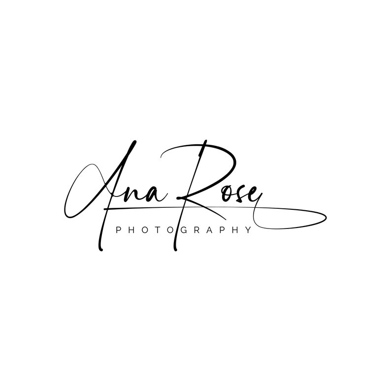 Op de afbeelding: Zwart-witte handtekeninglogo voor Ana Rose Fotografie.