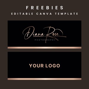 Op de afbeelding: Zwarte en roosgouden visitekaartjes sjabloon met de tekst "FREEBIES EDITABLE CANVA TEMPLATE" bovenaan, de tekst "Diana Rose PHOTOGRAPHY" onder een handgeschreven handtekening en de tekst "YOUR LOGO" op de onderste kaart.