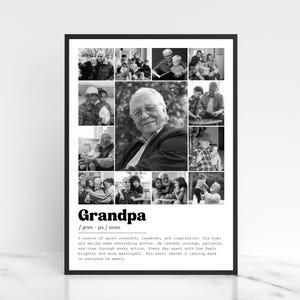 Op de afbeelding: Zwart-wit ingelijste print met een collage van foto's van een opa met zijn familie. Het woord "Grandpa" staat onderaan, samen met een definitie en een korte beschrijving van zijn kwaliteiten.