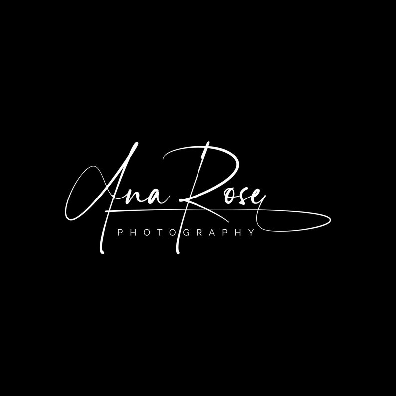 Op de afbeelding: Witte handgeschreven handtekeninglogo voor Ana Rose Fotografie.