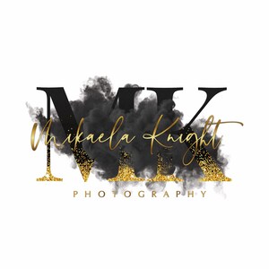 Pode incluir: Logotipo preto e dourado com as letras "MK" em um tipo de letra em negrito. As letras são parcialmente obscurecidas por uma forma de nuvem preta com brilho dourado. O texto "Mikaela Knight Photography" é escrito em uma fonte cursiva abaixo das letras.