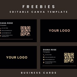 Op de afbeelding: Bewerkbare Canva-visitekaartjesjabloon met een zwarte achtergrond en gouden tekst. De kaart bevat een logo-plaatsaanduiding, contactgegevens en een QR-code. De tekst op de kaart luidt "FREEBIES", "EDITABLE CANVA TEMPLATE", "DIANA ROSE", "Photography", "411-212-7549", "www.yourwebsite.com", "youmamegmail.com", "51 South Mulberry Drive", "Jamestown, NY", "YOUR LOGO" en "BUSINESS CARDS".