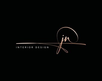 Puede incluir: Un logotipo para un negocio de diseño de interiores. El logotipo presenta una escritura a mano de las letras "jn" en color oro rosa. El texto "INTERIOR DESIGN" está escrito debajo de la escritura.