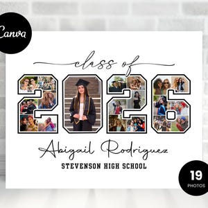 Pode incluir: Uma colagem de fotos de formatura branca com o texto "class of 2026" em uma fonte cursiva. O nome "Abigail Rodriguez" e "STEVENSON HIGH SCHOOL" estão abaixo. Os números do ano são preenchidos com fotos. Um círculo preto com "Canva" está no canto superior esquerdo.