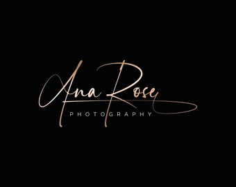 Puede incluir: Un logotipo para Ana Rose Photography, con una firma manuscrita en color oro rosa.