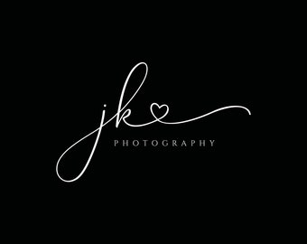 Puede incluir: Un logotipo blanco en letra cursiva con las letras "jk" y un pequeño símbolo de corazón. El texto "PHOTOGRAPHY" está escrito debajo del logotipo.