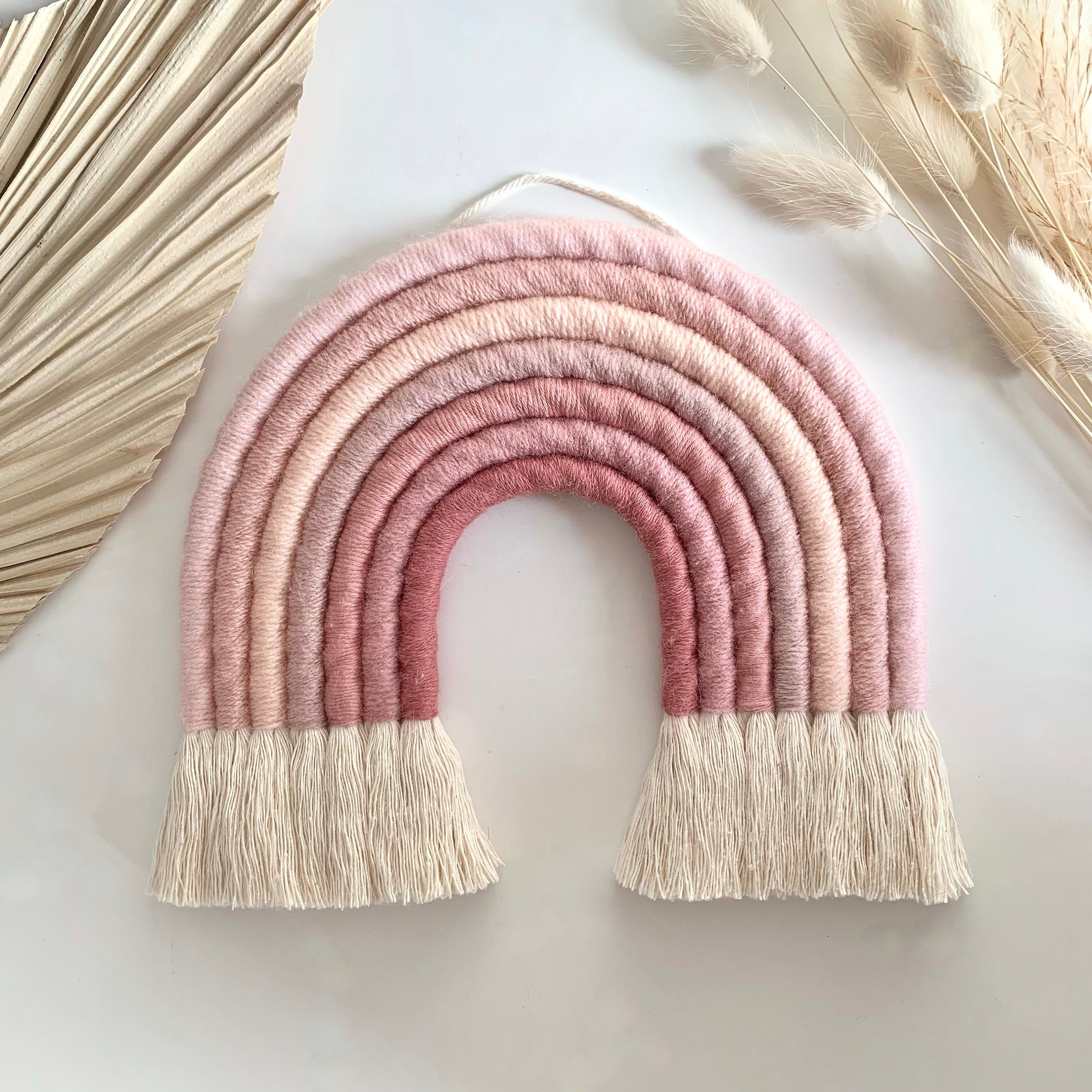 fard à joues et rose arc-en-ciel fibres moyennes | décoration de chambre bébé en macramé bohème pour fille suspension murale d'enfant